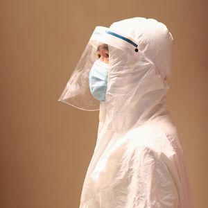 女人脱精光让男人桶
